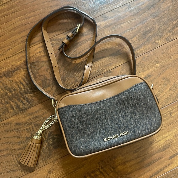 Michael Kors Convertible Logo Belt Bag - Picture 7 of 8